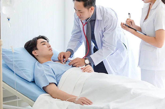 Dokter memeriksa pasien